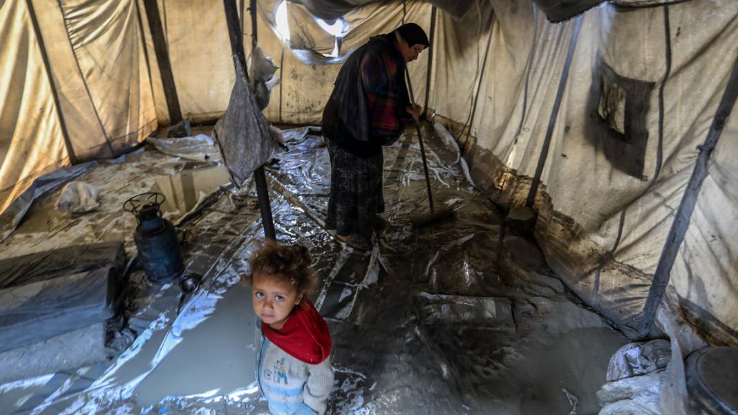 Gazze’de üç günlük yağış, Filistinlilerin çadırlarını su altında bıraktı 14